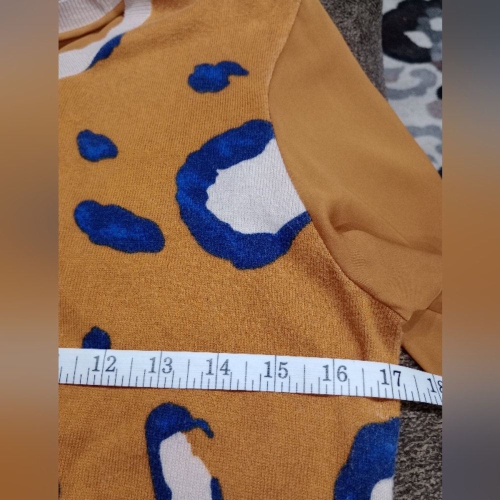 Stylish Women's Sweater with Blue and Tan Pattern - Picture 8 of 10